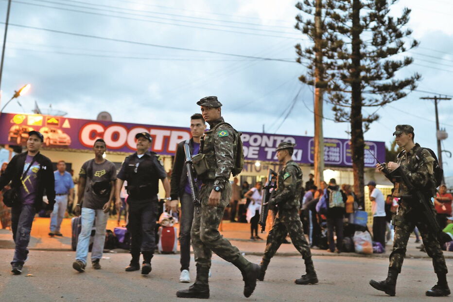 Militares brasileiros vão ser enviados para o estado de Roraima para reforçar a segurança na fronteira e ajudar a controlar o êxodo de refugiados venezuelanos 