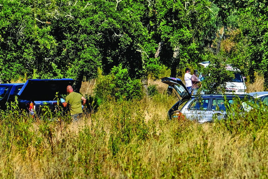 Investigadores no local onde foi encontrado o corpo, junto a Avis e próximo de familiares da mulher do atleta 