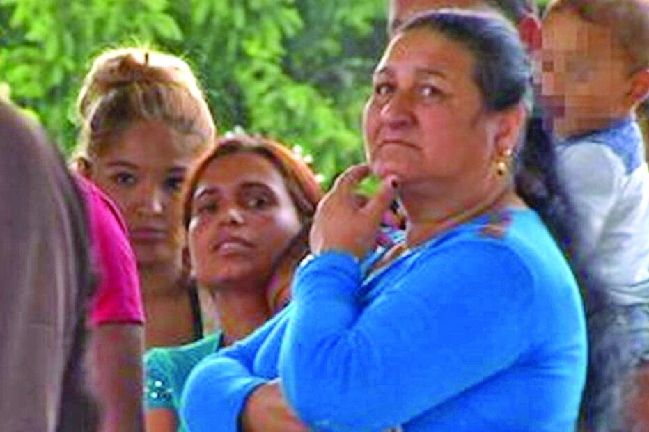 Pilar Ramiro  (à direita) é tida como a líder da rede de tráfico de armas e de droga. Foi detida no acampamento pelas autoridades em julho de 2016 para cumprir uma pena de seis anos 