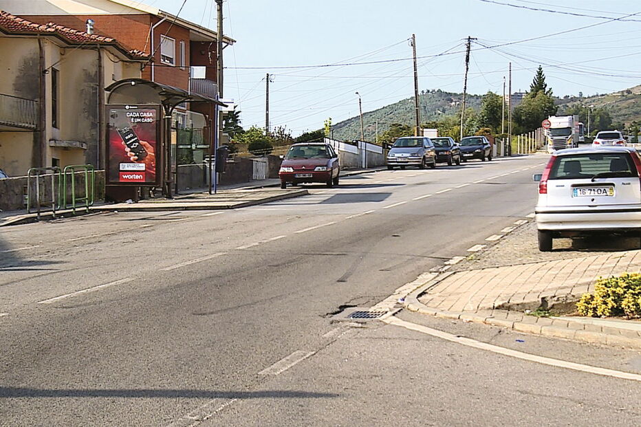 Após ser colhida a vítima percorreu vários metros da rua de São Pedro, agarrada ao capô do carro do casal de burlões