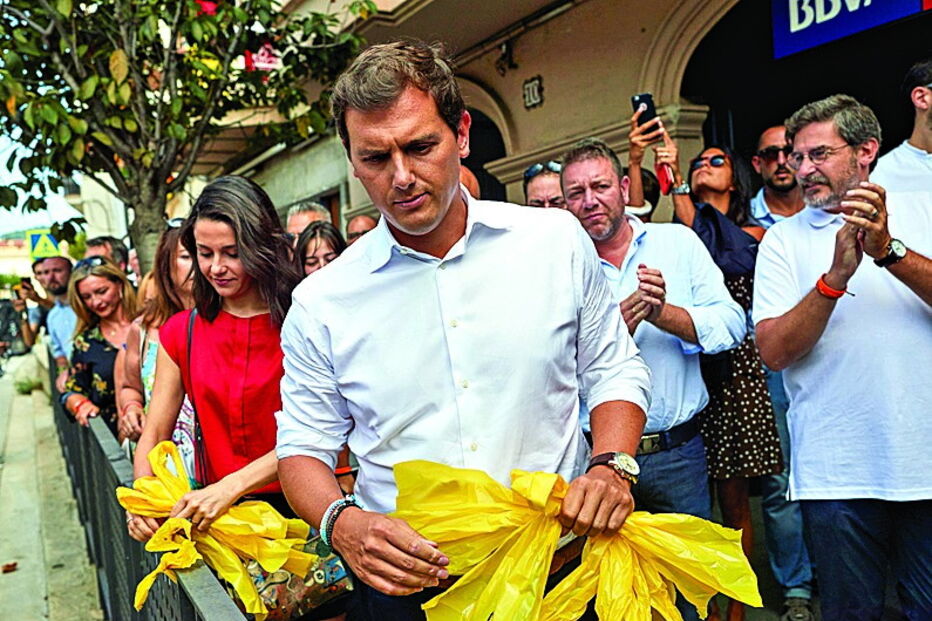 Ato simbólico de Albert Rivera e Inés Arrimadas foi aplaudido por apoiantes 