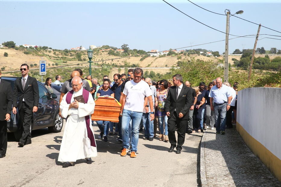 Familiares e amigos despedem-se do triatleta de Alenquer