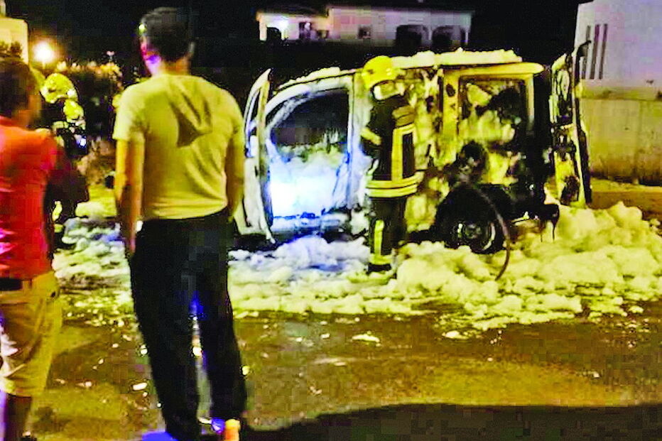 Viatura incendiada em Albufeira