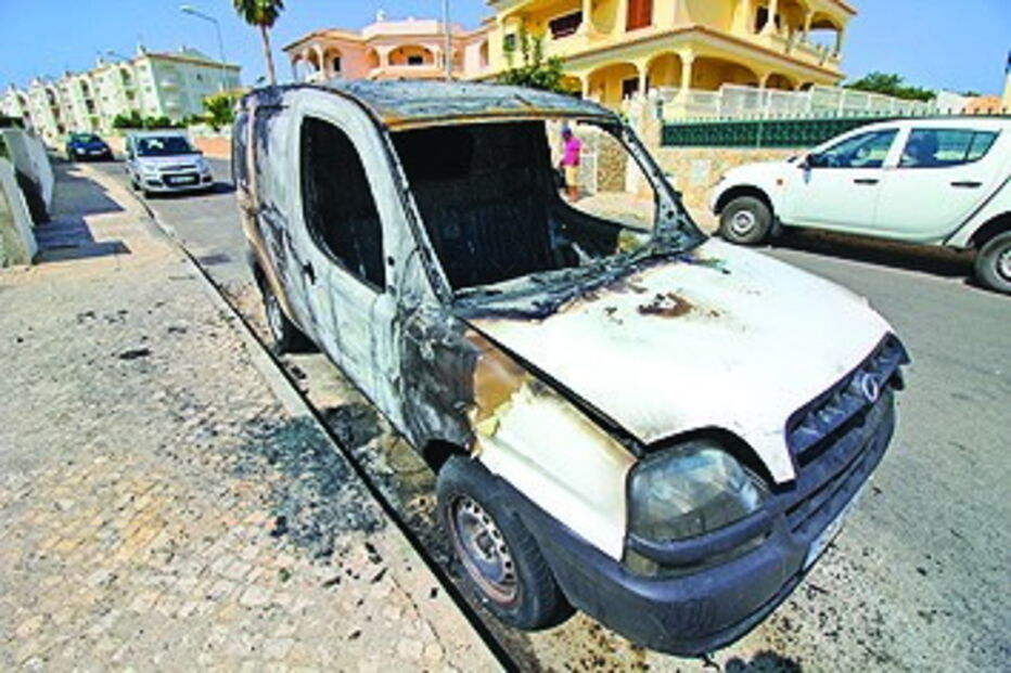 Viatura incendiada em Albufeira