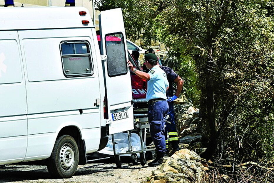 Viatura incendiada na Guarda