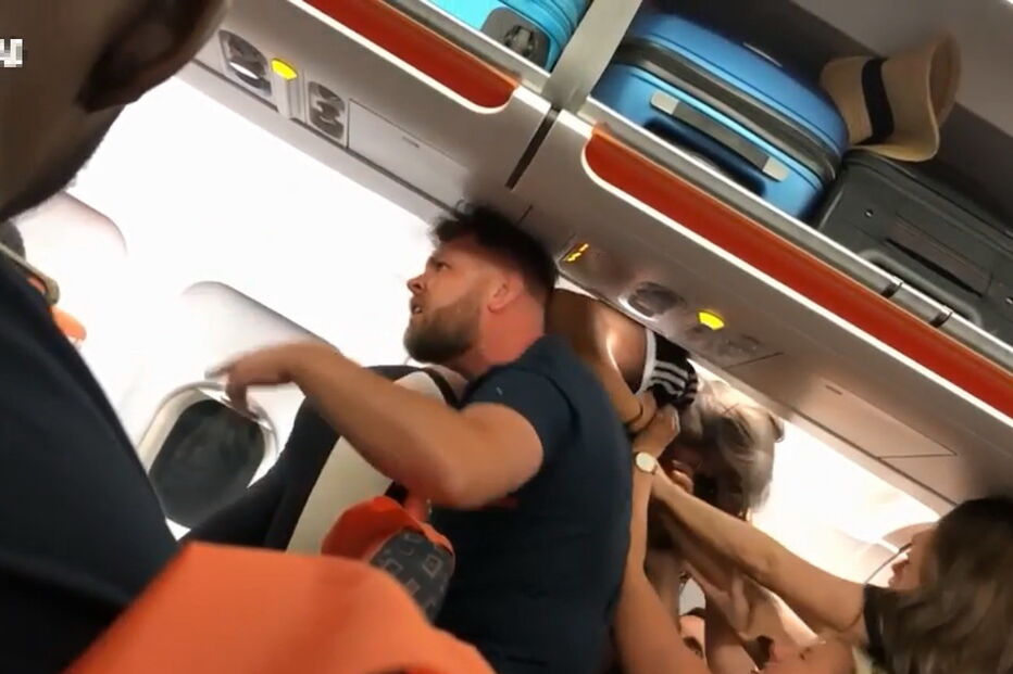 Imagens da confusão a bordo do voo da easyJet