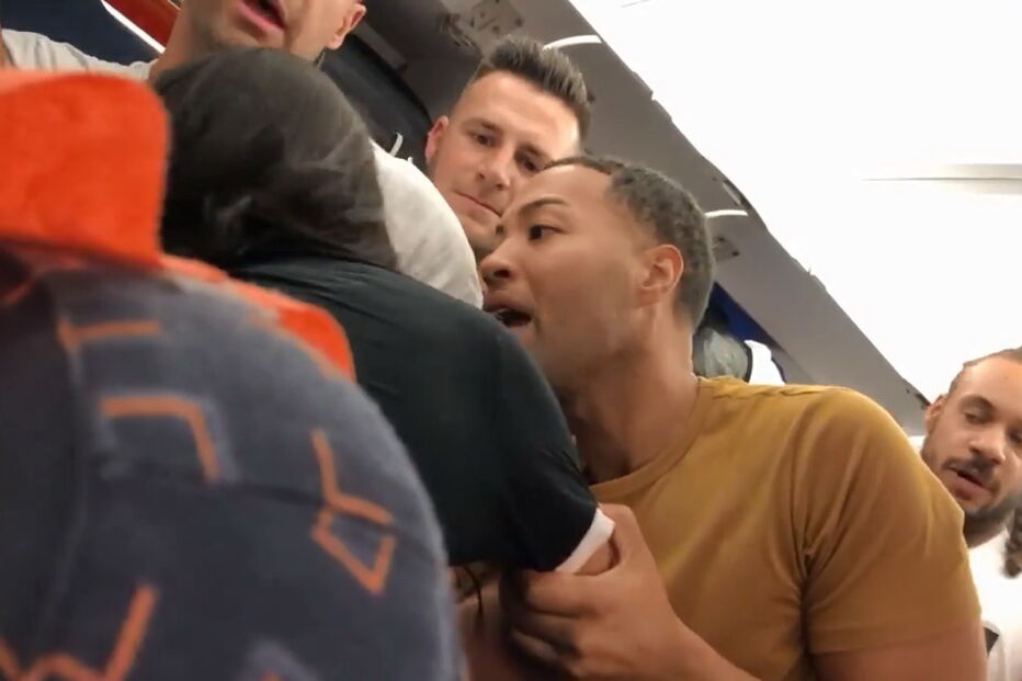 Imagens da confusão a bordo do voo da easyJet