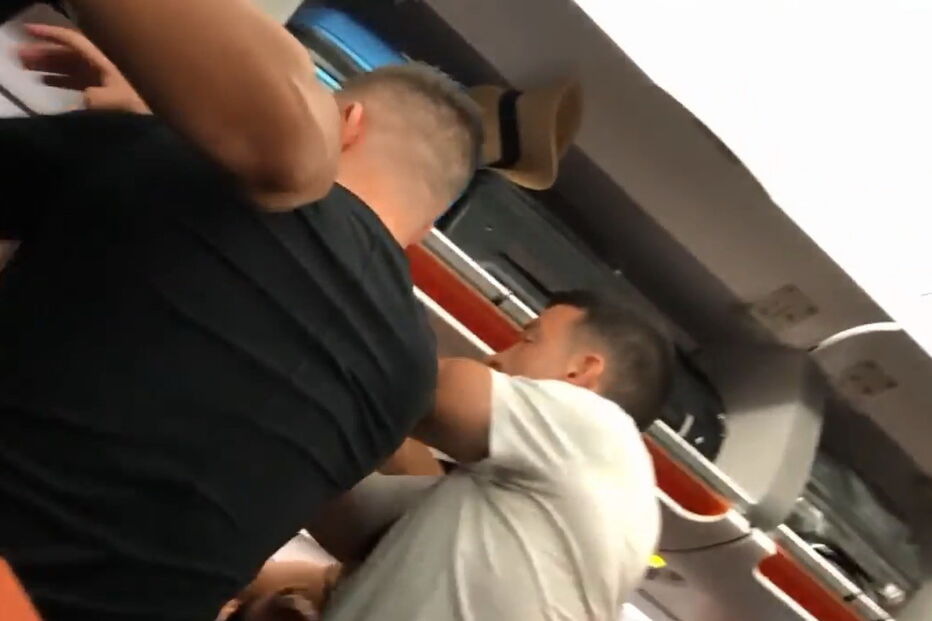 Imagens da confusão a bordo do voo da easyJet