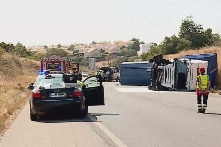 Um morto em incêndio após choque de camião com carrinha em Portimão