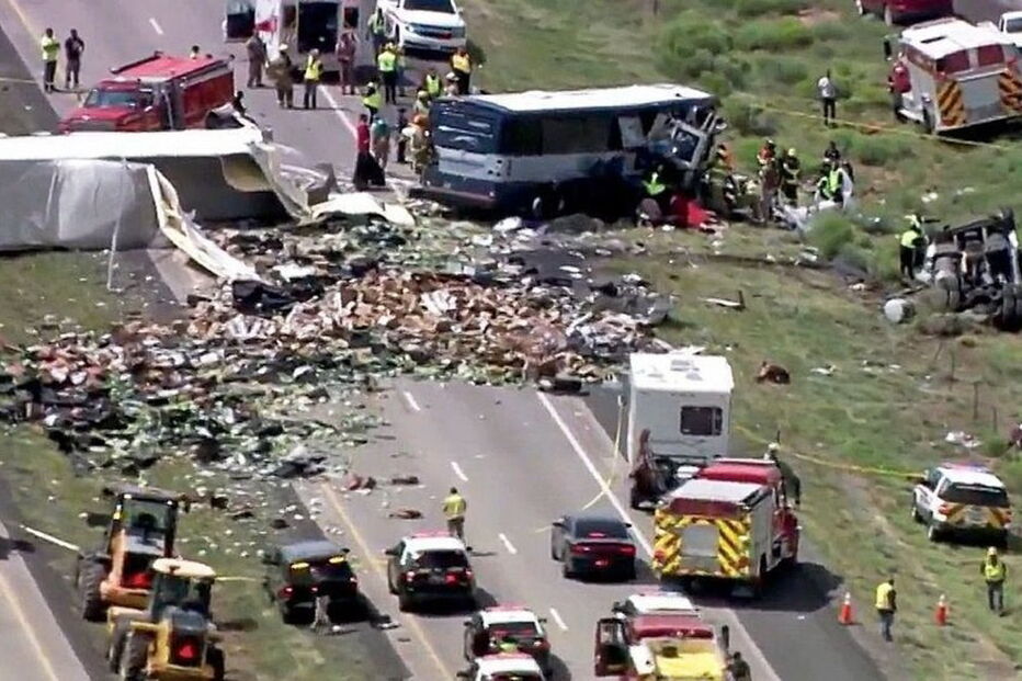 Colisão entre autocarro e camião faz oito mortos no Novo México 