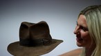 Chapéu de Indiana Jones vendido por 443 mil euros num leilão em Londres