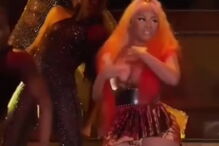 Nicki Minaj fica com seios à mostra no palco