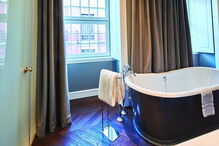 Hotel dispõe de cinco quartos cuja decoração é inspirada nas várias áreas artísticas