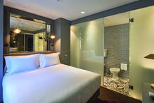 Hotel dispõe de cinco quartos cuja decoração é inspirada nas várias áreas artísticas