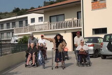 Grupo de idosos dança 'Mafiosa'