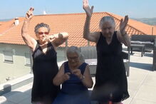 Grupo de idosos dança 'Mafiosa'