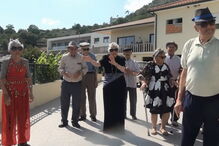 Grupo de idosos dança 'Mafiosa'