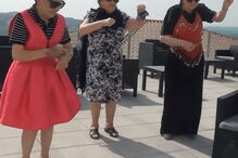 Grupo de idosos dança 'Mafiosa'