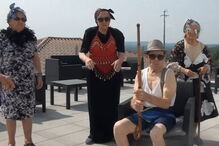 Grupo de idosos dança 'Mafiosa'