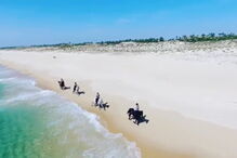 Madonna faz passeio a cavalo na praia da Comporta