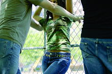 Vítima de 14 anos foi emboscada e agredida por grupo de três agressores, que acabaram apanhados pela PSP 