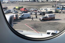 Avião aterra em Nova Iorque com uma centena de passageiros doentes