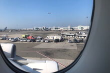 Avião aterra em Nova Iorque com uma centena de passageiros doentes