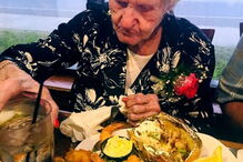 Helen Self celebrou 109 anos e foi paga para almoçar em restaurante