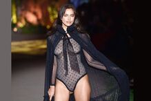 Irina Shaik no desfile da Intimissi, em Verona
