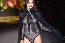 Irina Shaik no desfile da Intimissi, em Verona