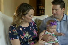 Polícia adota filha bebé de mulher sem-abrigo que conheceu durante patrulha