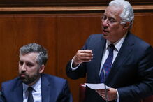 Pedro Nuno Santos com António Costa no Parlamento