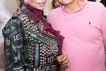 Castelo Branco brilha de minissaia ao lado de Betty