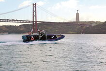 Jovem desafiado por amigos atravessou a nado o rio Tejo, entre o cais do Ginjal, em Almada, e o cais das Colunas, em Lisboa; foi procurado pela Polícia Marítima 