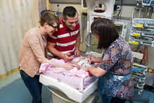 Vanellope e os pais Dean Wilkins e Naomi Findlay