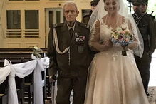 Herói da II Guerra Mundial morre dias depois de levar neta ao altar