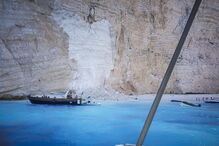 Queda de falésia na praia de Navagio, na Grécia
