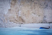 Queda de falésia na praia de Navagio, na Grécia
