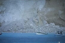 Queda de falésia na praia de Navagio, na Grécia