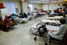 População foi colocada em abrigos e muitos protegeram as suas casas com tábuas de madeira