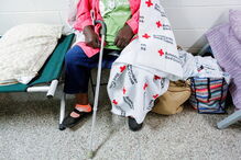 População foi colocada em abrigos e muitos protegeram as suas casas com tábuas de madeira