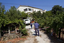 Vítimas estavam no rés do chão da casa, onde o incêndio deflagrou, e já não conseguiram sair devido ao fumo intenso. Família e vizinhos estão inconsoláveis 