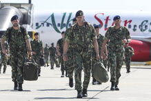 Militares foram recebidos com beijos e abraços dos familiares que os aguardavam no Aeroporto de Figo Maduro 