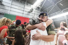 Militares foram recebidos com beijos e abraços dos familiares que os aguardavam no Aeroporto de Figo Maduro 