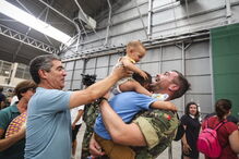 Militares foram recebidos com beijos e abraços dos familiares que os aguardavam no Aeroporto de Figo Maduro 