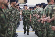 Militares foram recebidos com beijos e abraços dos familiares que os aguardavam no Aeroporto de Figo Maduro 