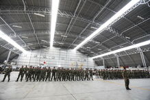 Militares foram recebidos com beijos e abraços dos familiares que os aguardavam no Aeroporto de Figo Maduro 