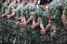 Militares foram recebidos com beijos e abraços dos familiares que os aguardavam no Aeroporto de Figo Maduro 