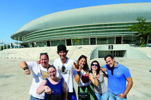 Grupo de fãs espanhóis marca lugar, desde quinta-feira, à porta da Altice Arena, em Lisboa 