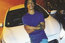 Abel Fragoso, junto ao carro usado nos seis atropelamentos